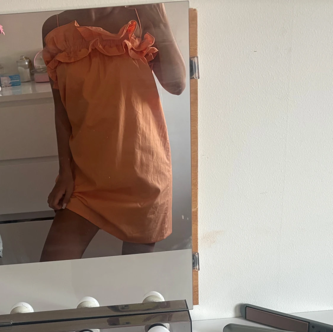 Orange kort klänning med volang - 3