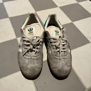 Adidas Gazelle i strlk 38 - Adidas skor använda ganska få gånger, men de är skitiga. Har inte testat tvätta men går förmodligen då de bara är slitiga och inga Jack eller så. Är även helt hela i passform osv!
