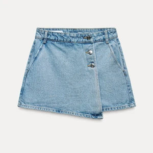 Shortskjol - Jättefin shortskjol, köpt från zara för 329, slut i lager. Inga defekter, skriv vid minsta lilla fundering🩷