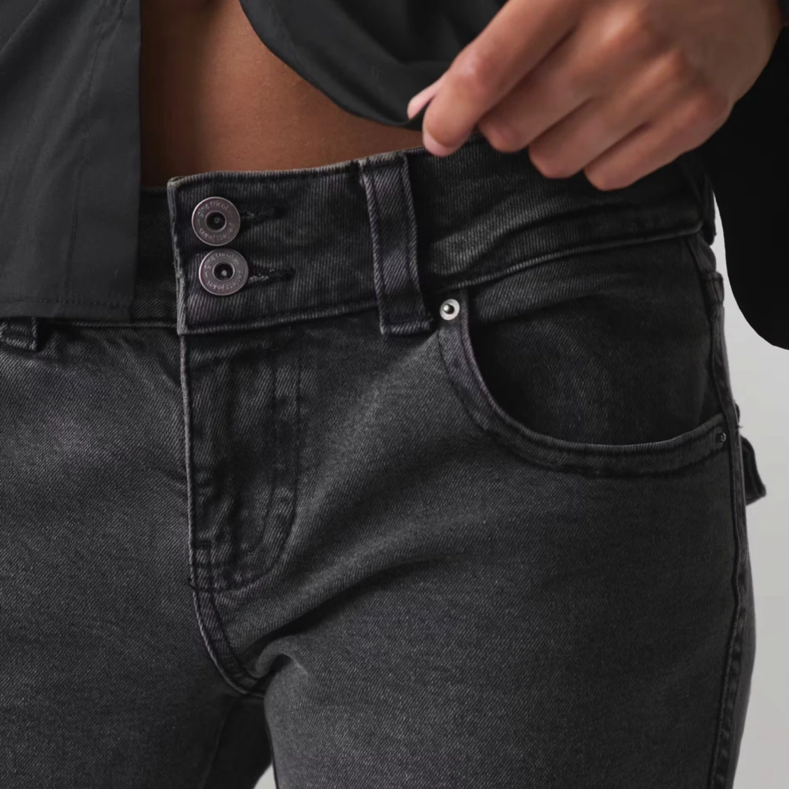 Grå bootcut jeans med dubbla knappar - 1