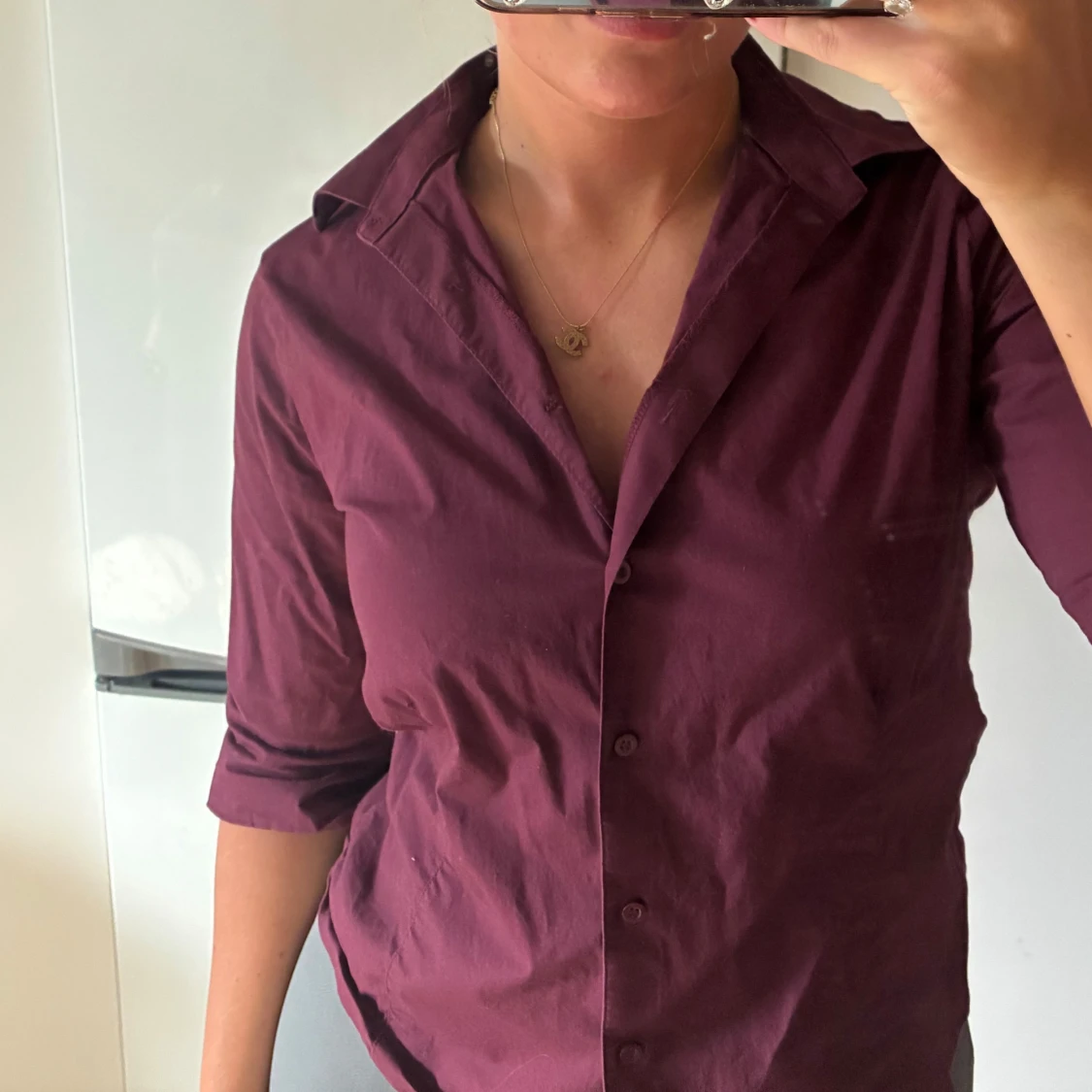 Vinröd skjorta med knappar