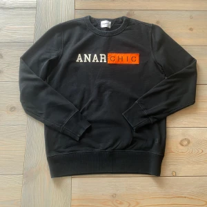 Svart Dondup-tröja – stilren italiensk design 🖤 - Svart tröja från Dondup i storlek M. Skön bomull med tryck och  passar perfekt till både jeans & chinos. Använd men i fint skick – inga defekter. 🇮🇹 Premiumkvalitet från Italien 💸 Ny pris 1400kr – nu 329kr! ✨ Perfekt som snygg lagertröja i sommar/höst  📦 Skickas snabbt – fri frakt hela veckan!