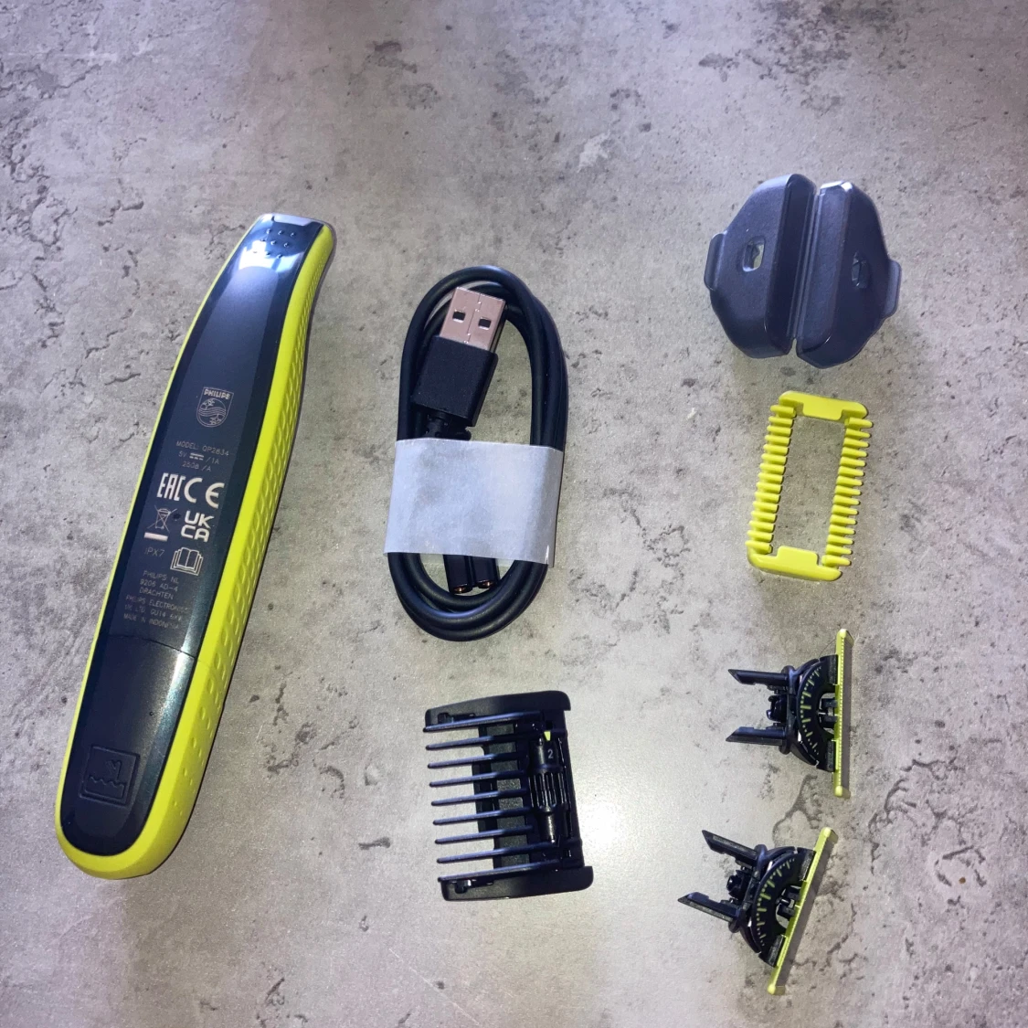 Philips OneBlade rakapparat med tillbehör - 1