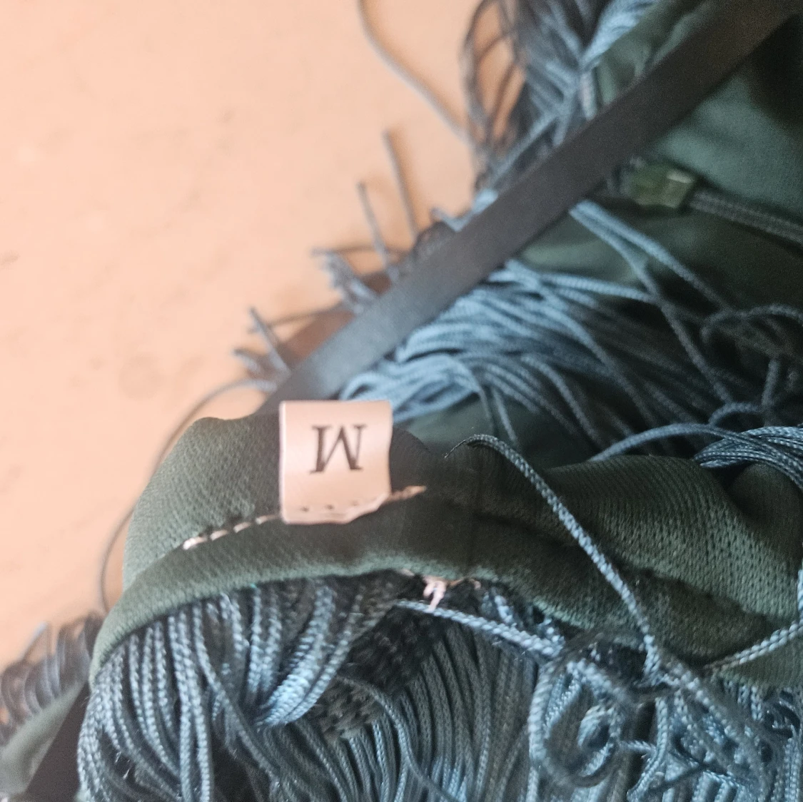 Blå kortklänning med fransar och fjädrar - 1