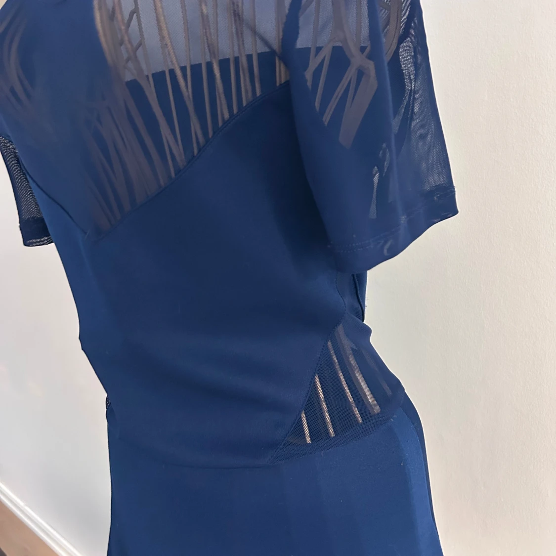 Mörkblå kortklänning med meshdetaljer - 1