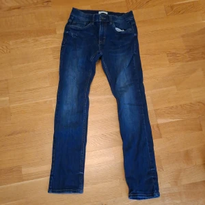 Jeans med slitningar  - Jeans med slitningar, slimfit 