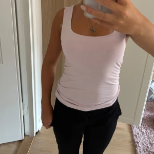 Ljusrosa topp med breda axelband - Säljer en ljusrosa topp med breda axelband! Etiketten är avskuren. Kan användas på båda sidor. 