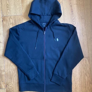 Ralph Lauren ziphoodie - Svart ziphoodie från Ralph Lauren Nyskick, 10/10 Storlek S, sann storlek Kom gärna med prisförslag eller andra frågor!