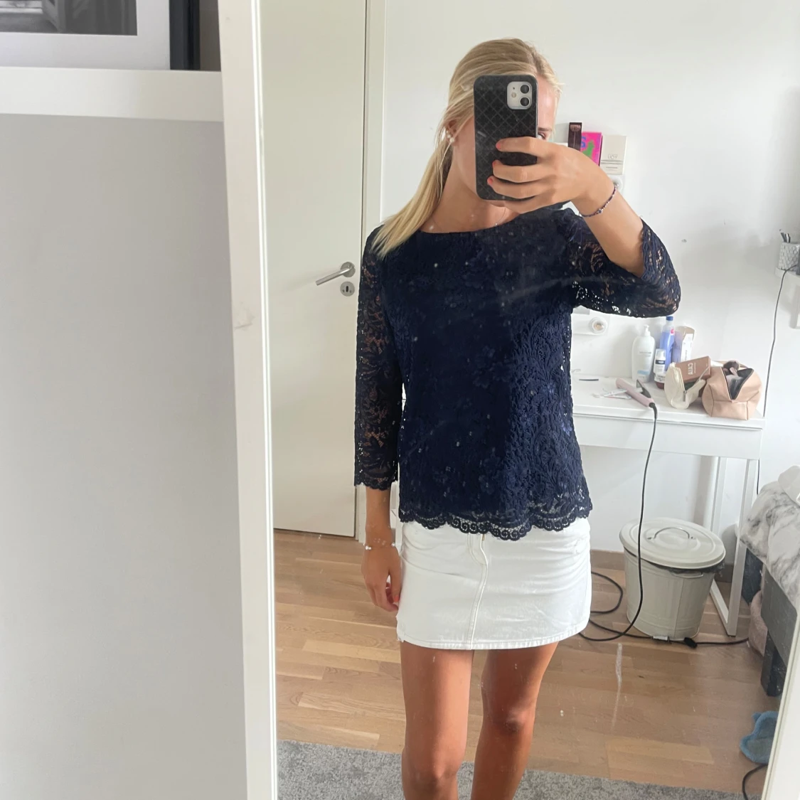 Mörkblå spetsblus med trekvartsärm