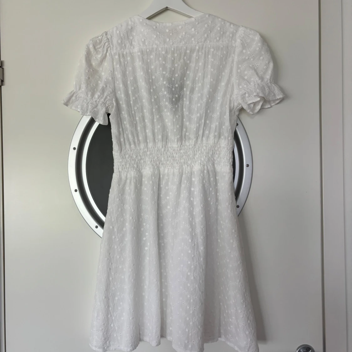 Vit kortklänning med broderade detaljer - 4