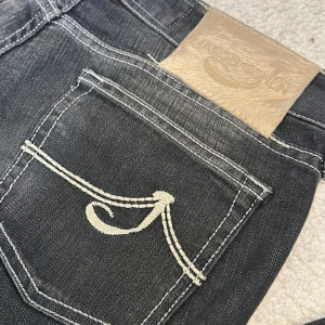 🌟Jacob Cohen jeans🌟 - Riks feta Jacob Cohen jeans. Storlek 29. Nästan aldrig använda. Jeansen är skräddarsydda från skinny till än mer avslappnad passform, fråga gärna om bilder på hur det ser ut