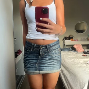 Lågmidjad kjol  - Kjol med detaljer!! Man kan vika upp den men även ha den längre. Passar s och m 