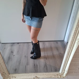 Långa stövlar - Snygga svarta stövlar i skinnmatrial aldrig använda