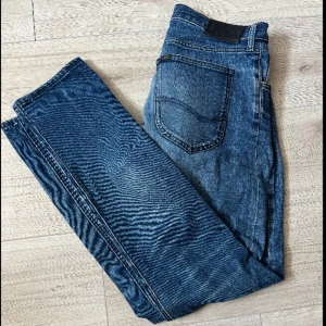 Lee jeans - Ruskigt snygga blåa jeans från Lee, det är storlek 31/32 men de är lite små i midjan så jag skulle mer säga 29/32-30/
