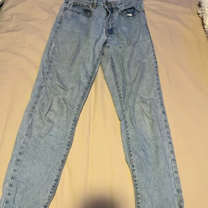 Ljusblå jeans från Vailent XS - Säljer ett par klassiska ljusblå jeans från Vailent i storlek XS. Passar även s/m beroende på lång jag är 164,5 och de är lite korta på mig typ 1 cm över anklarna. Endast prövade!! Jeansen har fem fickor, raka ben och medel midja. Tillverkade i bomull med snygg tvätt och tidlös look. Perfekta till sneakers eller boots. :)💕