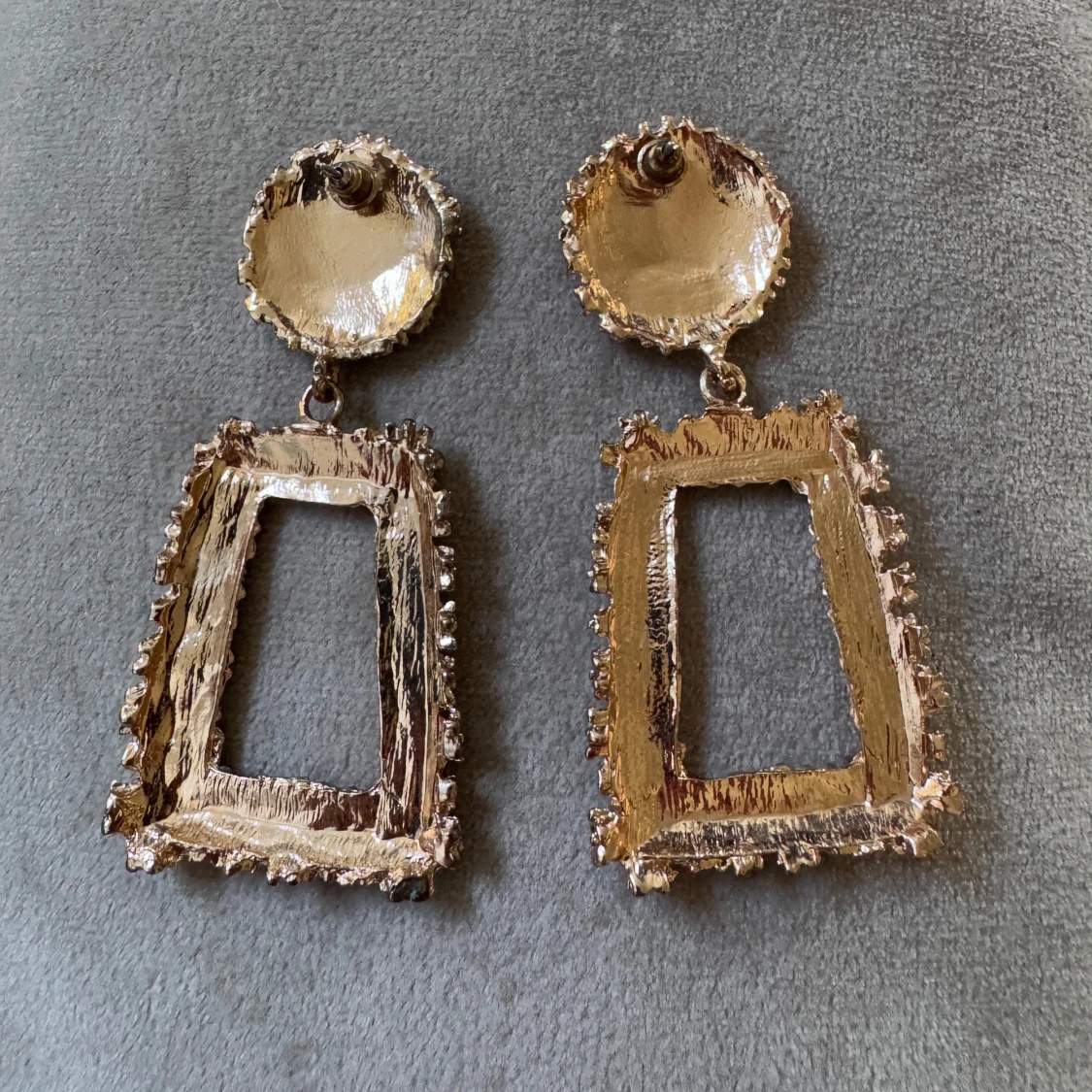 Glittriga guldiga statementörhängen - 1