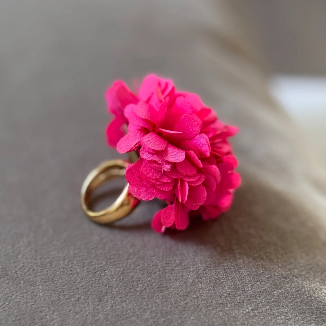 Statementring med rosa blomma - 1