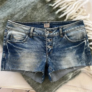 Blå lowwaist jeansshorts  - Snygga blå jeansshorts från ONLY. Låga i midjan. Har varit jeans men köpte dem som shorts 