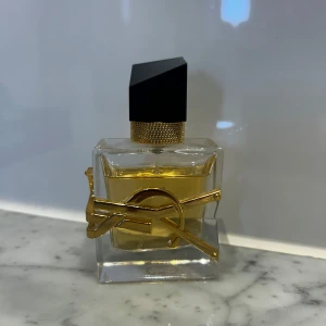 Yves Saint Laurent Libre parfym - Härlig parfym från Yves Saint Laurent 30 ml. Perfekt för dig som gillar lyxiga och trendiga dofter. Väldigt lite använd. Säljes för endast 300:-.
