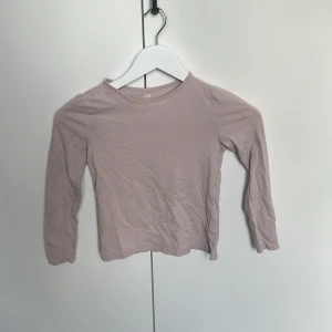 Rosa långärmad tröja - Jättefin rosa långärmad tröja. Sitter super skönt och ganska tajt. 