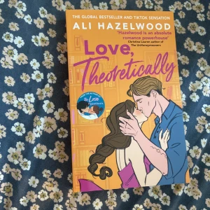 Love, Theoretically - En charmig och smart romcom om Elsie, en teoretisk fysiker som jonglerar livet som adjunkt och låtsasflickvän. När hennes värld kolliderar med den arroganta men attraktiva Jack Smith, ställs både karriär och känslor på spel. Perfekt för dig som älskar nördig romantik! Engelsk booktok bok!