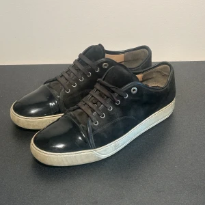 Lanvin skor - Lanvin skor i extremt dåligt skick. Insulan är förstörd så andra Insulor fås med vilket syns på bild 5. Storlek 11 motsvarande ca 46. Endast skorna medföljer. Fast pris. Skriv vid minsta fundering. 