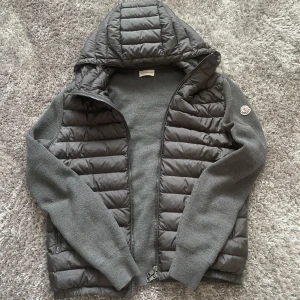 Moncler Wool Cardigan - Moncler wool cardigan Size m 9/10 cond Inget og Fraktas direkt vid köp