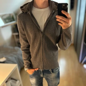  NY Massimo dutti cardigan  - Helt ny, endast testad. Storlek L passar dig som är mellan 180-190cm ungefär. Nypris ca 3000kr. Modellen är 185 cm, 79 kg. Passar bra nu till sen sommar/höst. Tags medföljer. Skriv för mer information!🤝 