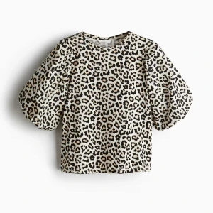 Leopard topp H&M - Supersnygg topp från H&M! Storlek S, helt ny med lapp kvar!🤍🤎 Topp/T-shirt med puffärmar och leopardmönster. 