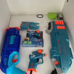 Nerf leksaker - Säljer dessa Nerf-leksaksvapen. Det är 4 st totalt med massa gummi pilar. Perfekt till barnen under sommaren! Dom är ej använda, jag har bara testat dom 1 gång och en av dom är till och med i kartong. Ordinarie pris för alla dessa är runt 1150 kr. Tänker att jag säljer alla tillsammans för 450 kr. Priset går att diskutera vid en smidig affär. 