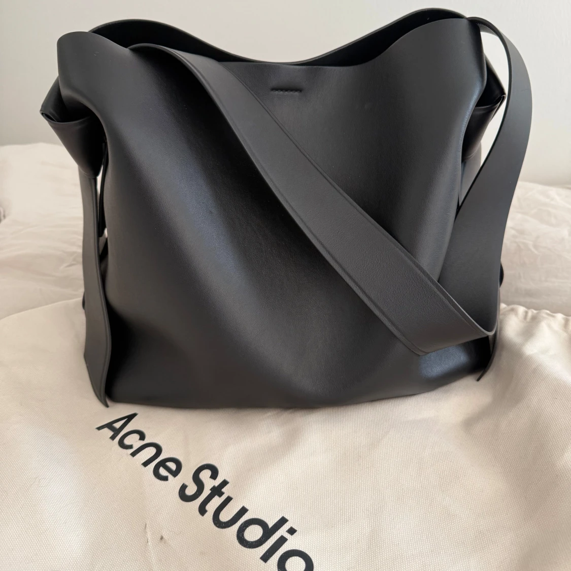 Svart väska från Acne Studios