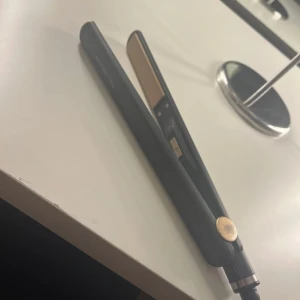 Plattång  - Den är från ett märke som heter emerio. Plattången fungerar bra den är inte sönder och sladden är inte sönder. Den har bara små skavanker som repor och är lite smutsig som går att fixa