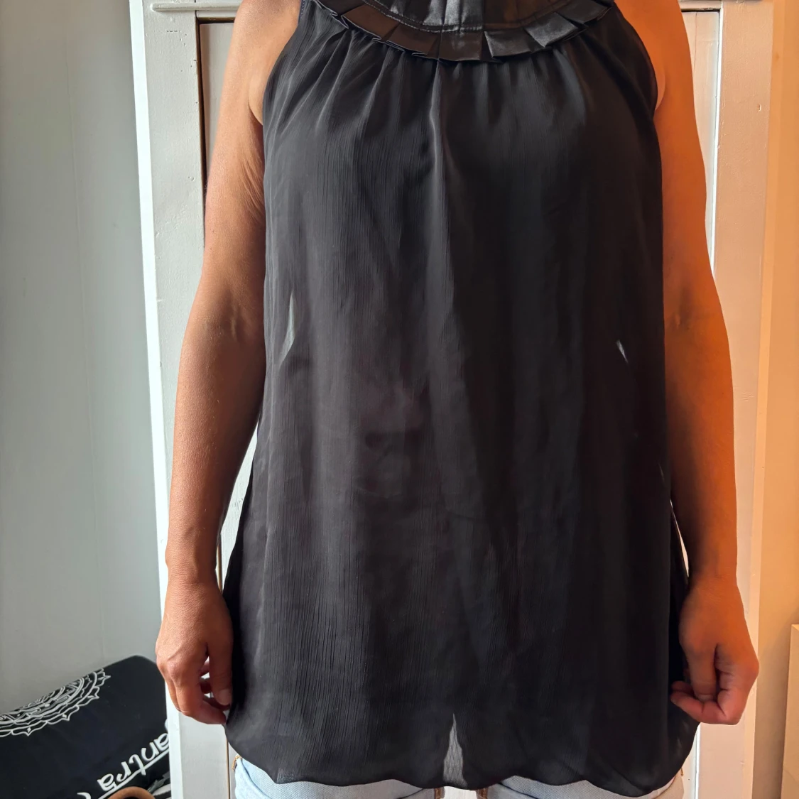 Svart ärmlös linnetopp från Busana - 1