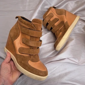 Ankelboots - Isabelle amarant liknande skor. Fint skick men finns tecken på användning ☺️