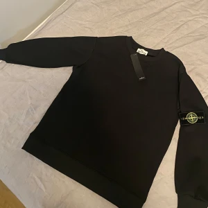 Svart sweatshirt från Stone Island - Hej! Säljer en helt ny svart tröja från stone Island. Hör gärna av om du vill se fler bilder 😊 pris går att diskutera vid en snabb affär👍