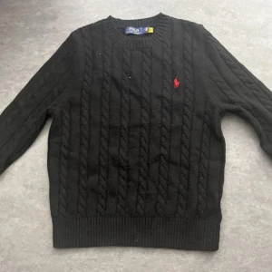 Svart Polo Ralph Lauren - Säljer en svart stickad tröja från Ralp louren. Säljer för att den är för stor för mig. Storleken är S men passar m också. Priset är inte hugget i sten 🪨 
