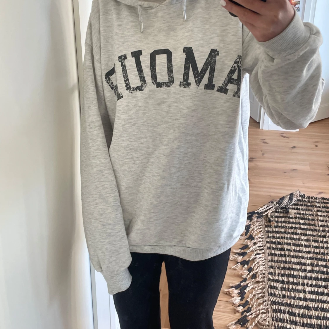 Grå hoodie med tryck och stjärna