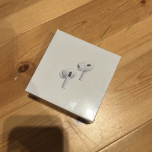 Ear pods 2 pro - Fick dem av en kompis men hade redan ett par jag fick av jobbet! Först till kvarn 😊