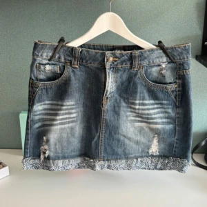 Jeanskjol - En as snygg mörkblå jeanskjol med storlek 40 passar även mig som är storlek 38!! As snygga kommer tyvärr ej ihåg vart ifrån!💖