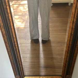 Grå mjukisbyxor från BikBok XS - Superbekväma grå mjukisbyxor från BikBok i storlek XS. De har en bred resår i midjan och raka, lite vidare ben för en chill och avslappnad look. Perfekta för att hänga hemma eller när du vill vara extra comfy.