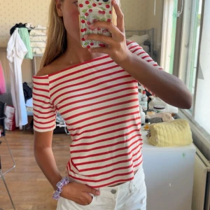 Så fin tröja - Säljer denna Såå fina tröja perfekt nu till sommaren skriv om det är något ni undrar😇😇🥰☀️