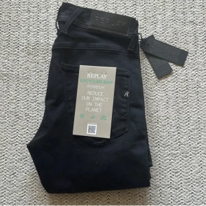 Replay Anbass svarta jeans slim fit - Svarta Replay Anbass jeans med slim fit och Hyperflex-material för extra stretch. Snyggt tvättade detaljer och klassisk femficksdesign. Handgjorda och färdigställda i Italien. Perfekta för dig som gillar stilrena och bekväma jeans. Storlek 27/32 10/10 skick som nytt! Priset är ej hugget i stenen!