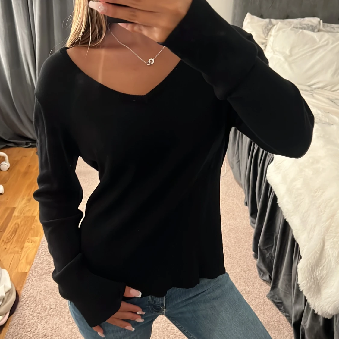Svart v-ringad stickad tröja