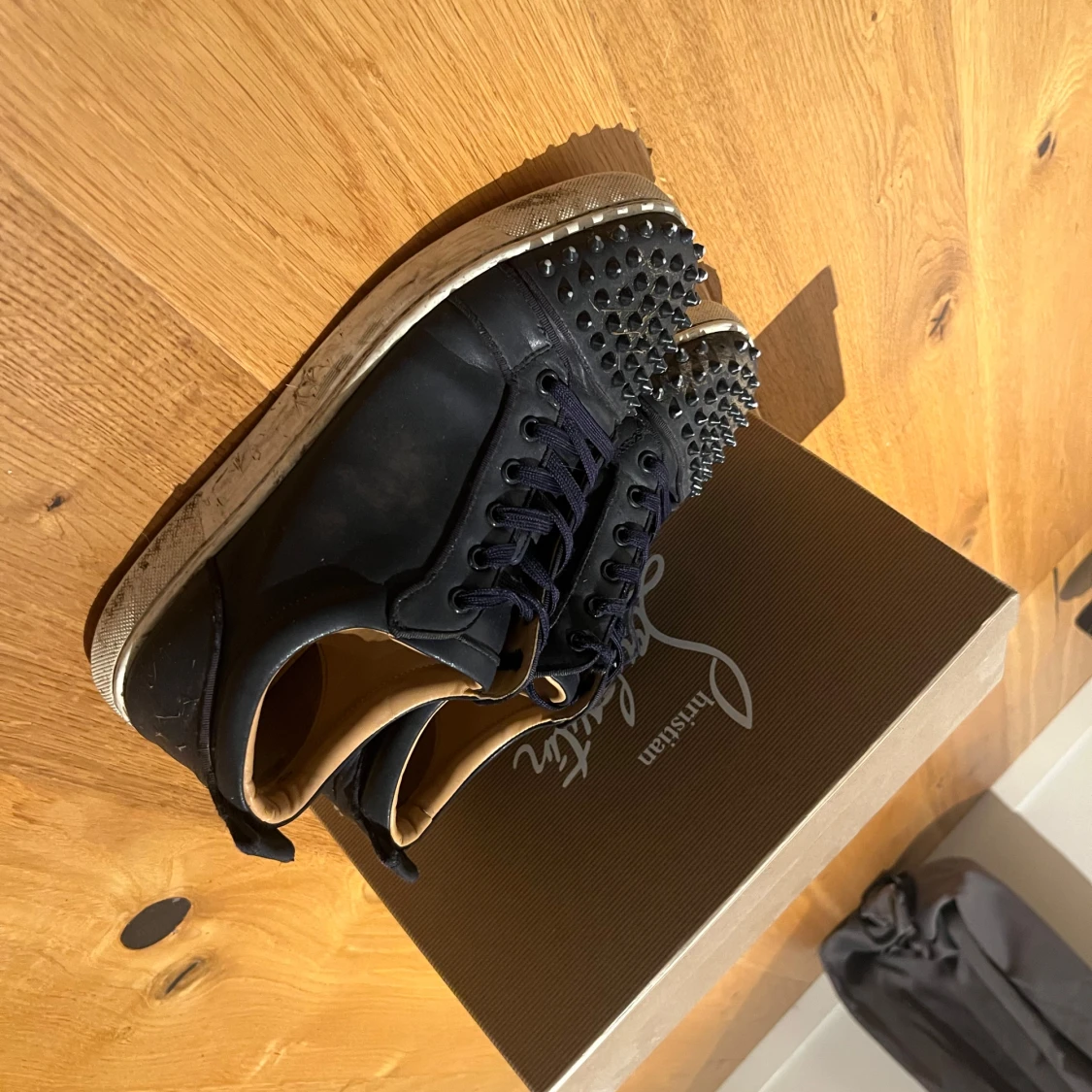 Christian Louboutin svarta sneakers med nitar