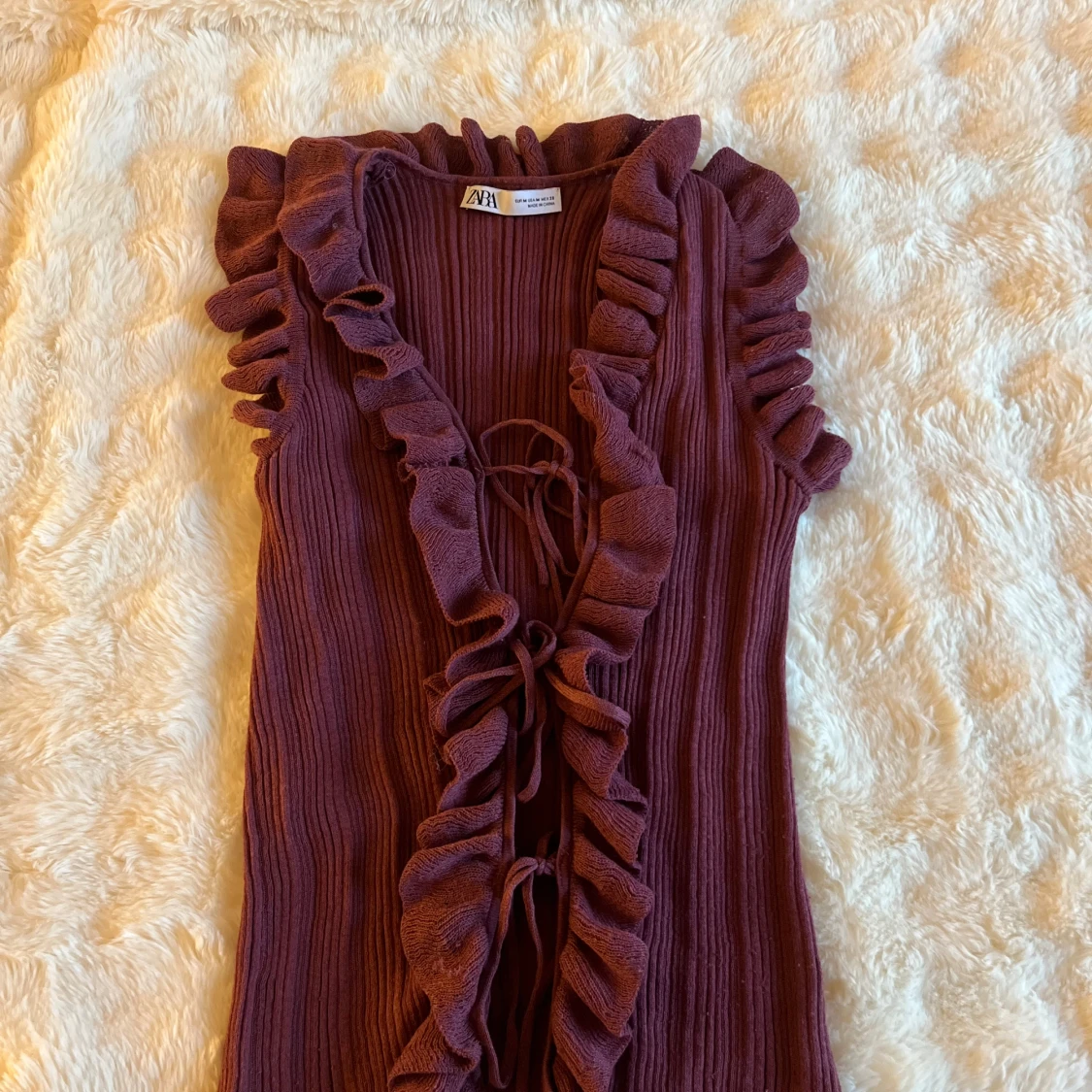 Vinröd  volangtopp från Zara - 2