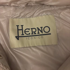 Beige pufferjacka från Herno - Snygg, trendig, beige pufferjacka från Herno. Storlek xs. Använd men i bra skick! Köpt ny förra hösten för drygt 6 000. Säljer för 3900, pris kan diskuteras något🩷