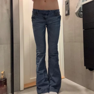 Jeans - Super coola lågmidjade jeans❤️ midjemåttet är cirka 38 cm tvärs över och innerbenslängden var 81 cm men jag sprättade upp den så nu är de ungefär 87 cm + dom är stretchiga❤️ superfint skick! Jag kan posta tidigast den 4:e Augusti❤️