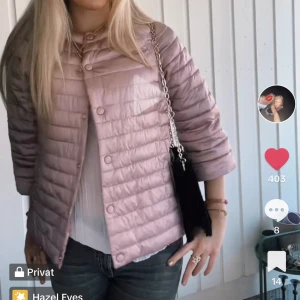 Henzo inspirerad jacka, Trekvartsärm rosa jacka  - Säljer min rosa jacka med trekvartsärm. Perfekt till hösten/våren pg den inte är så tjock. Går att vända ut o in och ha blommig ifall man vill. Hittar ingen storlek men jag skulle säga S. Tidigare köpt på plick och nu söker denna nytt hem💞💞