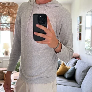 Grå Stickad linne hoodie  - Över fet och perfekt för sommaren och kommande vår skriv vid fundering 🤔 
