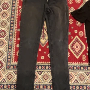 Svarta tapered jeans från Garcia - Svarta jeans från Garcia i modellen Lazlo med regular fit, normal midja och avsmalnande ben. Klassisk femficksdesign och knappgylf. Snygga och stilrena byxor som passar till det mesta. Materialet är mjukt och följsamt för en bekväm känsla.